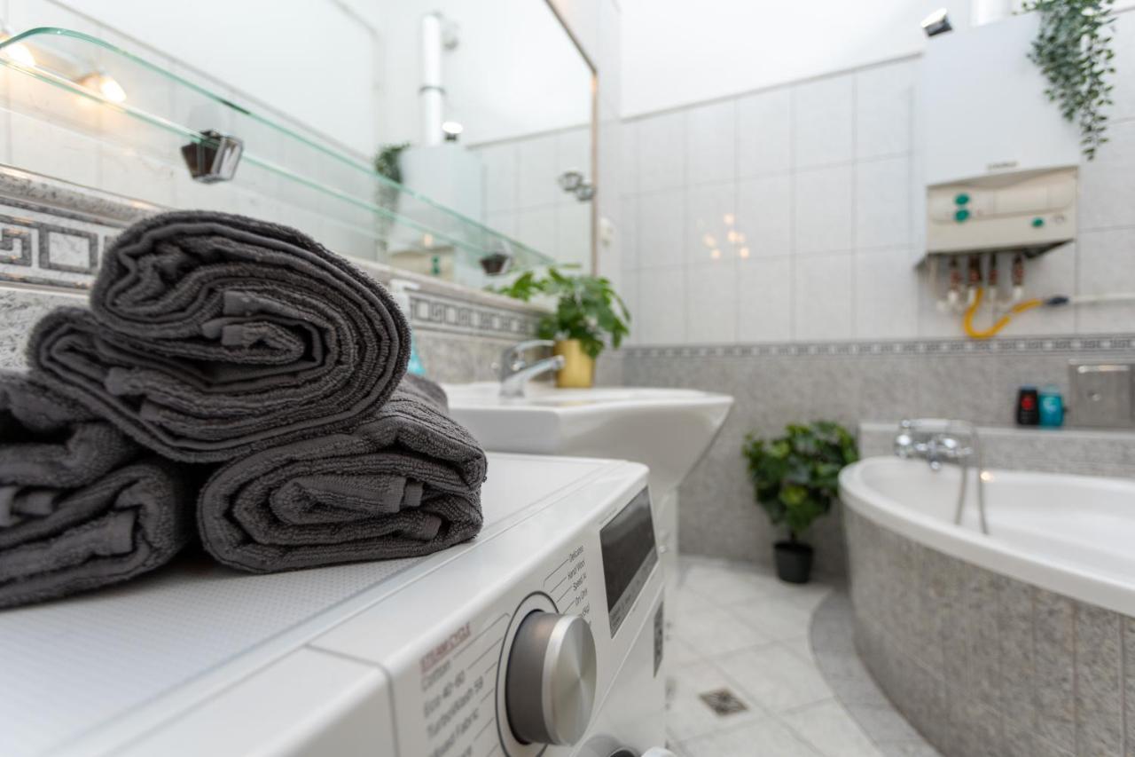 Emerald Suite With Free Parking Budapest Esterno foto
